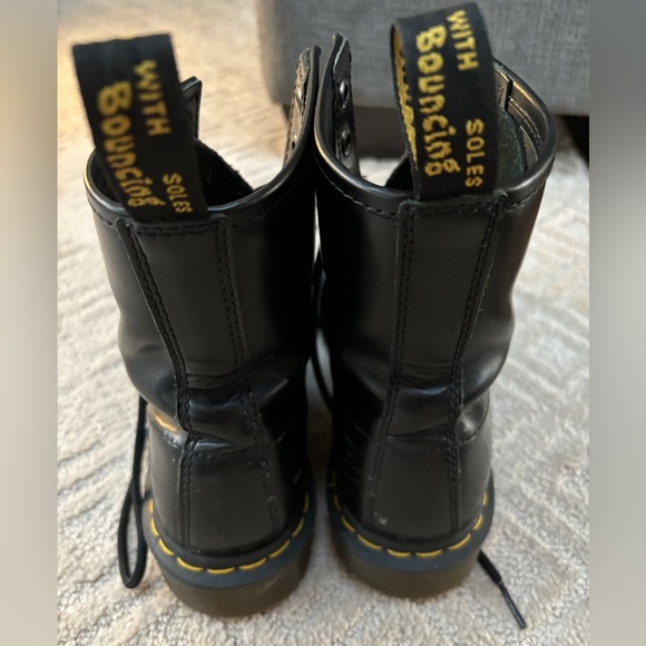 Like new original Dr Martens Boot in traditional black size 7 women’s - Picture 5 of 6